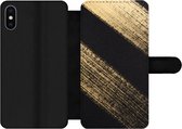 Bookcase Geschikt voor iPhone XS telefoonhoesje - Gouden verfstrepen op een zwarte achtergrond - Met vakjes - Wallet case met magneetsluiting