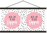 Posterhanger incl. Poster 120x60 cm - Schoolplaat - Quote - Juf bedankt - Leerkracht - Stippen - Spreuken - Deze juf is een topper - Textielposter - Zwarte latten