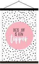 Posterhanger incl. Poster 120x180 cm - Schoolplaat - Juf bedankt - Quote - Stippen - Leerkracht - Deze juf is een topper - Spreuken - Textielposter - Zwarte latten