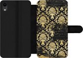 Bookcase Geschikt voor iPhone XR telefoonhoesje - Zwart - Ornament - Goud - Met vakjes - Wallet case met magneetsluiting