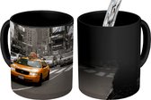 Magische Mok - Foto op Warmte Mok - Times Square - Taxi - Geel - 350 ML - Uitdeelcadeautjes