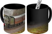 Magische Mok - Foto op Warmte Mok - Een stoomtrein met een grijze hemel - 350 ML - Uitdeelcadeautjes
