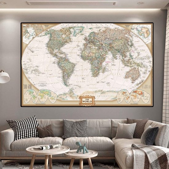 Gedetailleerde wereldkaart in vintage stijl, landkleuren, omringende inzetkaarten, gouden rand, boven een grote hoekbank.