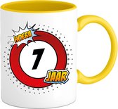 7 Jaar Verkeersbord Mok met tekst | Grappig Verjaardag Beker Cadeau | Bedrukte Koffie en Thee Mokken | Zwart | 330 ML