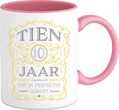 10 Jaar Legendarische Gebrouwen Mok met tekst | Geel - Zilver | Grappig Verjaardag Beker Cadeau | Bedrukte Mokken | Roze | 330 ML