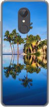 Geschikt voor Xiaomi Redmi 5 hoesje - Bij Wailea Beach op Hawaii worden palmbomen gereflecteerd op het water - Siliconen Telefoonhoesje