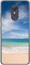 Geschikt voor Xiaomi Redmi 5 hoesje - Een tropisch strand op Hawaii waar de golven aanspoelen op - Siliconen Telefoonhoesje