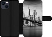 Bookcase Geschikt voor iPhone 13 telefoonhoesje - Architectuur - New York - Brooklyn Bridge - Water - Zwart wit - Met vakjes - Wallet case met magneetsluiting