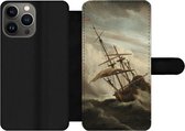 Bookcase Geschikt voor iPhone 13 Pro Max telefoonhoesje - Een schip in volle zee bij vliegende storm - Schilderij van Willem van de Velde - Met vakjes - Wallet case met magneetsluiting