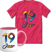 19 Jaar Vrolijke Verjaadag T-shirt met mok giftset Roze | Verjaardag cadeau pakket set | Grappig feest shirt Heren – Dames – Unisex kleding | Koffie en thee mok | Maat M