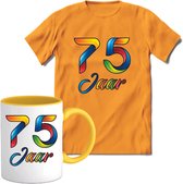 75 Jaar Vrolijke Verjaadag T-shirt met mok giftset Geel | Verjaardag cadeau pakket set | Grappig feest shirt Heren – Dames – Unisex kleding | Koffie en thee mok | Maat XXL