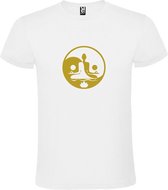 Wit  T shirt met  print van  "mooie Boeddha in Yin Yang cirkel in meditatiehouding / Zen" print Goud size XL