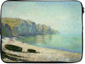 Laptophoes 15.6 inch - Boten op het strand bij Pourville tijdens laagtij - Schilderij van Claude Monet - Laptop sleeve - Binnenmaat 39,5x29,5 cm - Zwarte achterkant