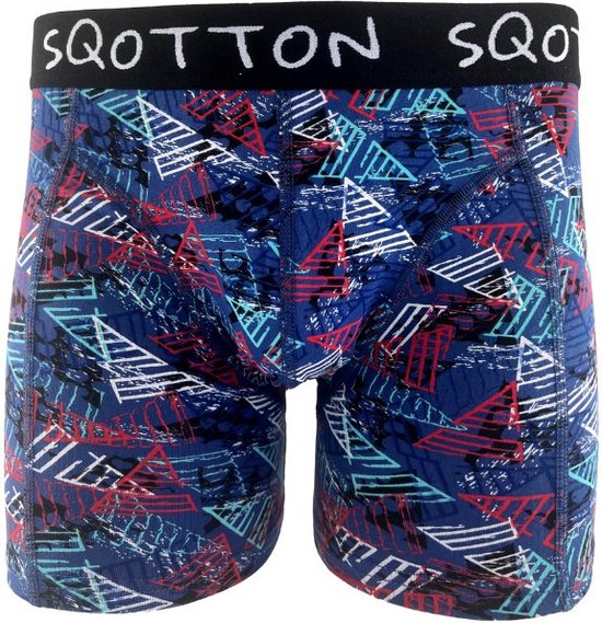 Un boxer bleu foncé avec un imprimé saisissant de triangles rouges, blancs et bleu clair.