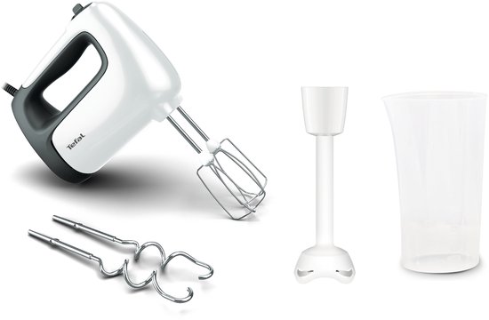 Witte Tefal handmixer met donkergrijze greep, twee metalen deeg haken, één garde en een maatbeker.