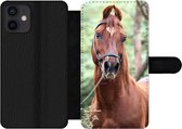 Bookcase Geschikt voor iPhone 12 telefoonhoesje - Paard - Bos - Halster - Met vakjes - Wallet case met magneetsluiting