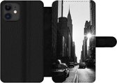 Bookcase Geschikt voor iPhone 12 Pro telefoonhoesje - Een rustige straat in New York in zwart-wit - Met vakjes - Wallet case met magneetsluiting