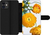 Bookcase Geschikt voor iPhone 12 Pro Max telefoonhoesje - Bloemen - Buiten - Oranje - Met vakjes - Wallet case met magneetsluiting