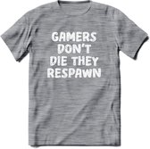 Gamers don't die T-shirt | Gaming kleding | Grappig game verjaardag cadeau shirt Heren – Dames – Unisex | - Donker Grijs - Gemaleerd - M