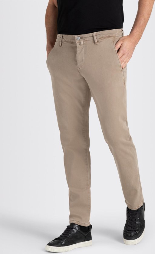 Man in beige chino broek en zwarte sneakers. Recht model.