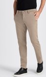 Man in beige chino broek en zwarte sneakers. Recht model.