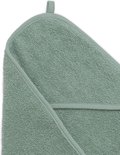 Close-up van de capuchon van een groene Jollein badcape, met lusje en effen rand.