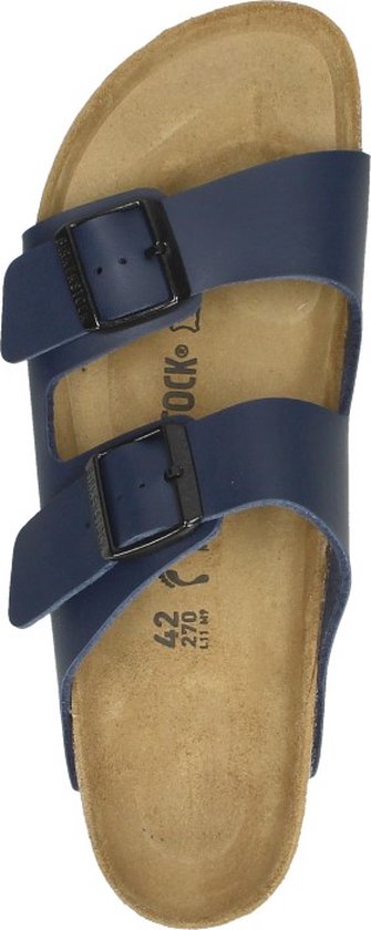 Donkerblauwe Birkenstock Arizona sandaal met twee banden en gespen, bovenaanzicht.