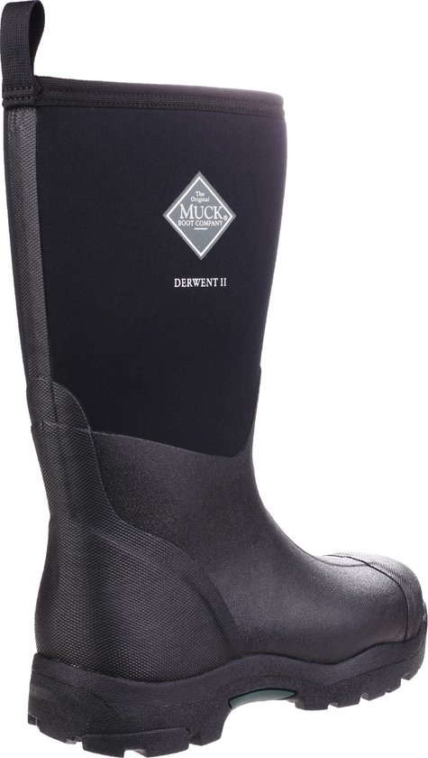 Zwarte Derwent II laars, achterkant/zijkant zichtbaar. Met Muck Boot logo.