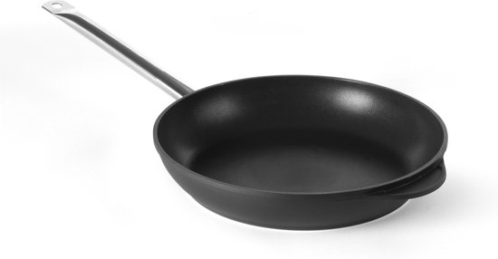 Poêle noire avec manche argenté sur fond blanc, avec une poignée supplémentaire de l'autre côté.