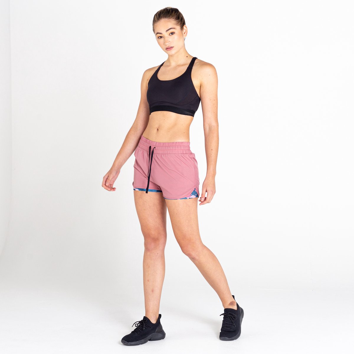 De Dare2B Sprint Up korte fitnessbroek dames waterafstotend gerecyclede Q-Wic-stof Roze