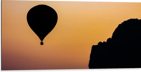 WallClassics - Dibond - Silhouette van een Luchtballon en Bergen - 100x50 cm Foto op Aluminium (Wanddecoratie van metaal)