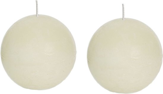 Twee ivoorwitte, rustieke bolkaarsen met touwtjes. Diameter van 8 cm per stuk.
