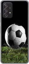 Geschikt voor Samsung Galaxy A53 5G hoesje - Voetbal in het gras - Siliconen Telefoonhoesje