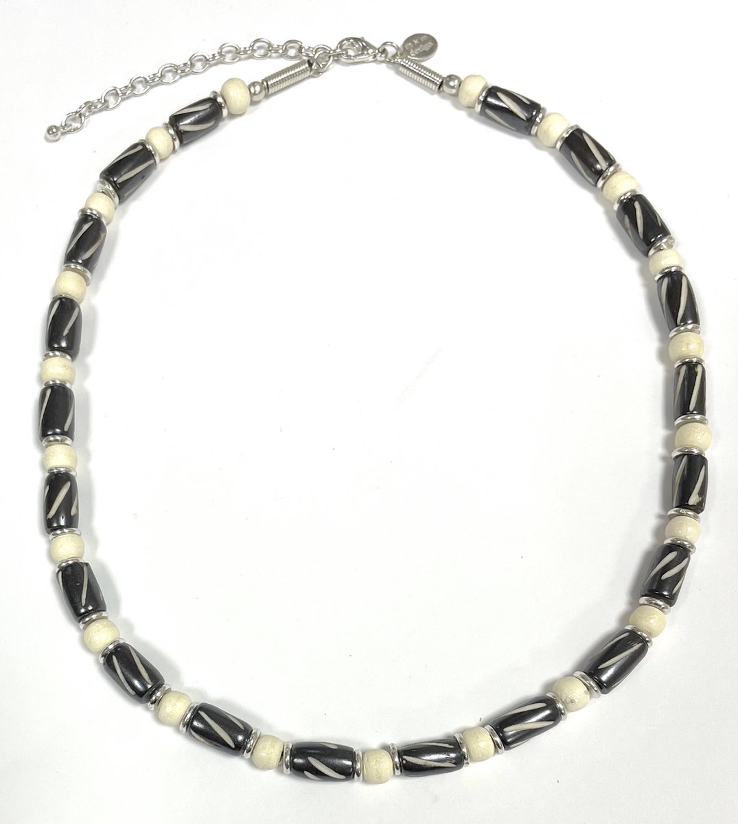 Ketting - Zwart witte kralen - Zilverkleurige details - 46+5 Centimeter, verstelbaar