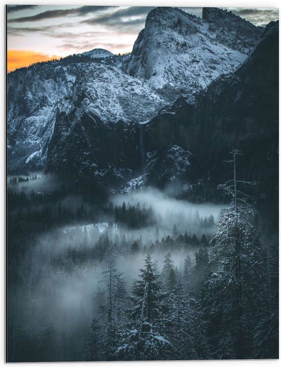 WallClassics - Dibond - Hoge Bergen boven de Bomen uit - 60x80 cm Foto op Aluminium (Met Ophangsysteem)