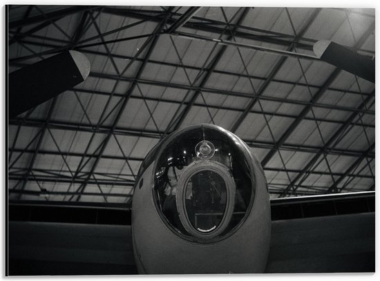 WallClassics - Dibond - Vliegtuig in Fabriekshal (zwart/wit) - 40x30 cm Foto op Aluminium (Met Ophangsysteem)