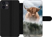 Bookcase Geschikt voor iPhone 12 telefoonhoesje - Schotse hooglander - Koeien - Mist - Met vakjes - Wallet case met magneetsluiting