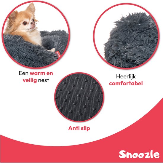 Chihuahua in een donkergrijze, pluizige Snoozle mand. Antislip onderkant, heerlijk comfortabel.