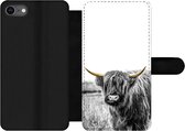 Bookcase Geschikt voor iPhone SE 2020 telefoonhoesje - Schotse hooglander - Goud - Zwart - Wit - Met vakjes - Wallet case met magneetsluiting