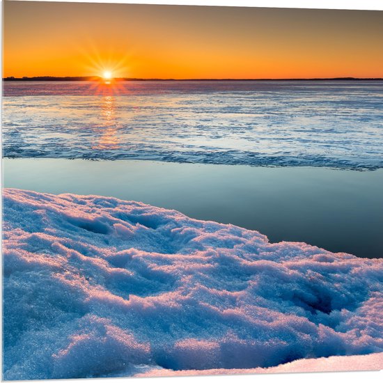 WallClassics - Acrylglas - Ondergaande Zon bij Meer in de Sneeuw - 80x80 cm Foto op Acrylglas (Wanddecoratie op Acrylaat)