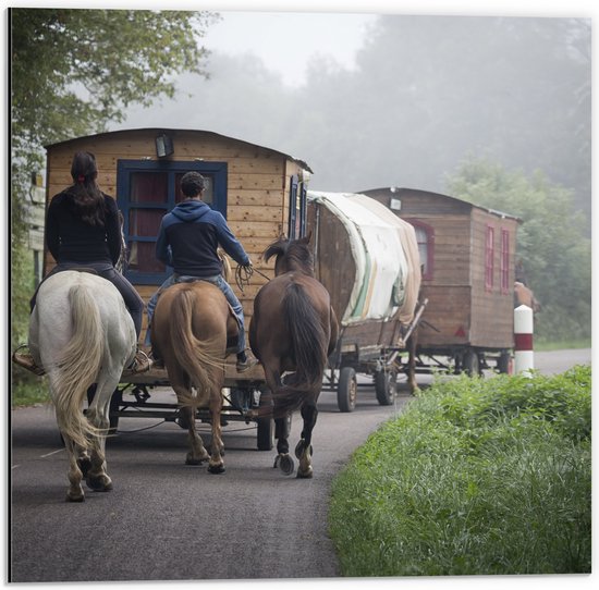 WallClassics - Dibond - Ouderwetse Caravan met Paard en Wagen - 50x50 cm Foto op Aluminium (Wanddecoratie van metaal)