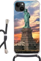 Geschikt voorApple Iphone 14 Plus - Crossbody Case - Vrijheidsbeeld in New York tijdens zonsondergang - Siliconen - Crossbody - Backcover met Koord - Telefoonhoesje met koord - Hoesje met touw