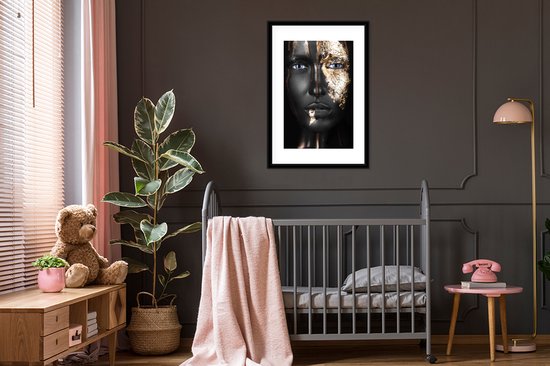 Image unique d'une femme maquillée aux nuances dorées. Le portrait est facile à combiner grâce aux couleurs noir et or 60x90 cm