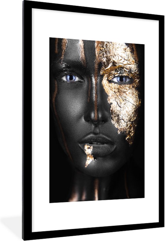 Image unique d'une femme maquillée aux nuances dorées. Le portrait est facile à combiner grâce aux couleurs noir et or 60x90 cm