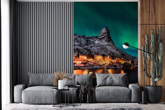 Behang - Fotobehang Noorderlicht - IJsland - Sneeuw - Dorp - Groen - Bergen - Breedte 155 cm x hoogte 240 cm