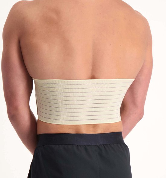Achterkant van een man die een beige ribbrace met paarse lijnen draagt.