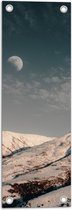 WallClassics - Tuinposter – Maan boven Sneeuwbergen overdags - 20x60 cm Foto op Tuinposter  (wanddecoratie voor buiten en binnen)