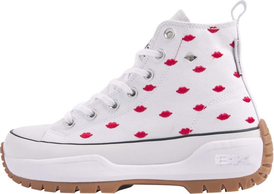 Witte hoge sneaker met all-over rode lippenprint, bruine zool en veters.
