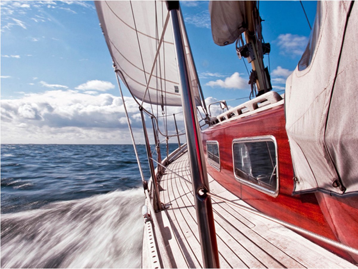Fotobehang - Een boot ver van de kust.