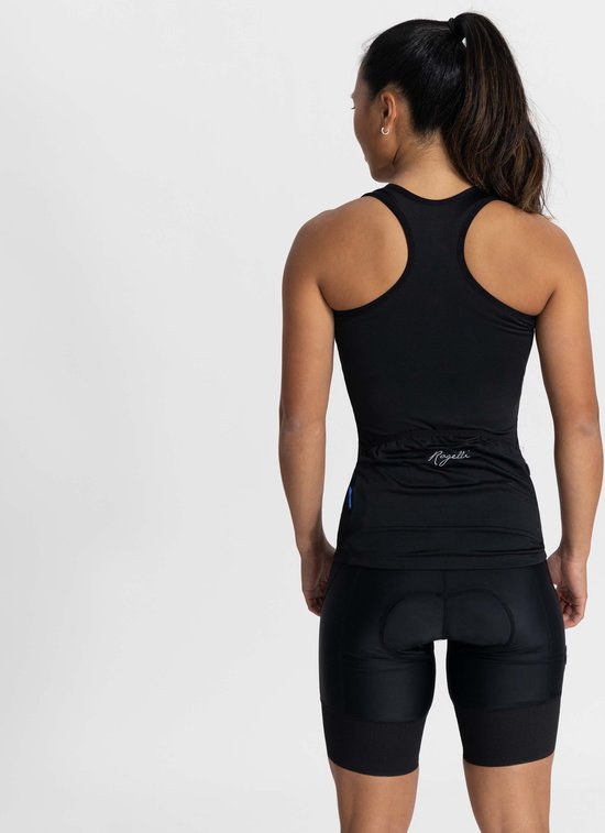 Vrouw in zwart fietstopje met racerback en fietsshorts, rug view.